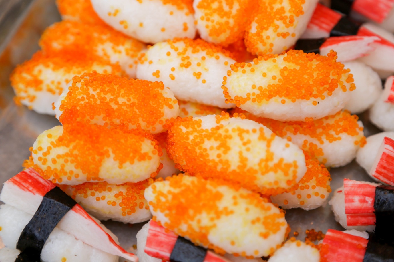 Có thể là hình ảnh về trứng cá muối, sushi và sashimi